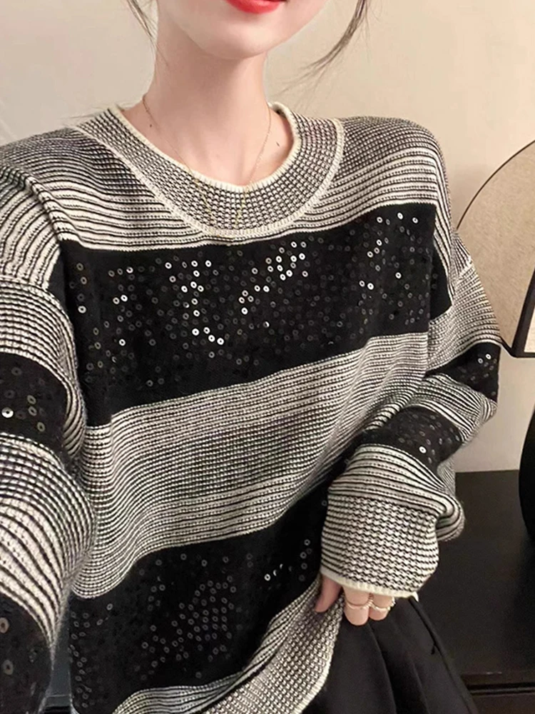 

Пышный вязаный свитер с цветными блоками и полосками, украшенный стразами, с капюшоном, комфортный, мягкий, универсальный, для осени и зимы