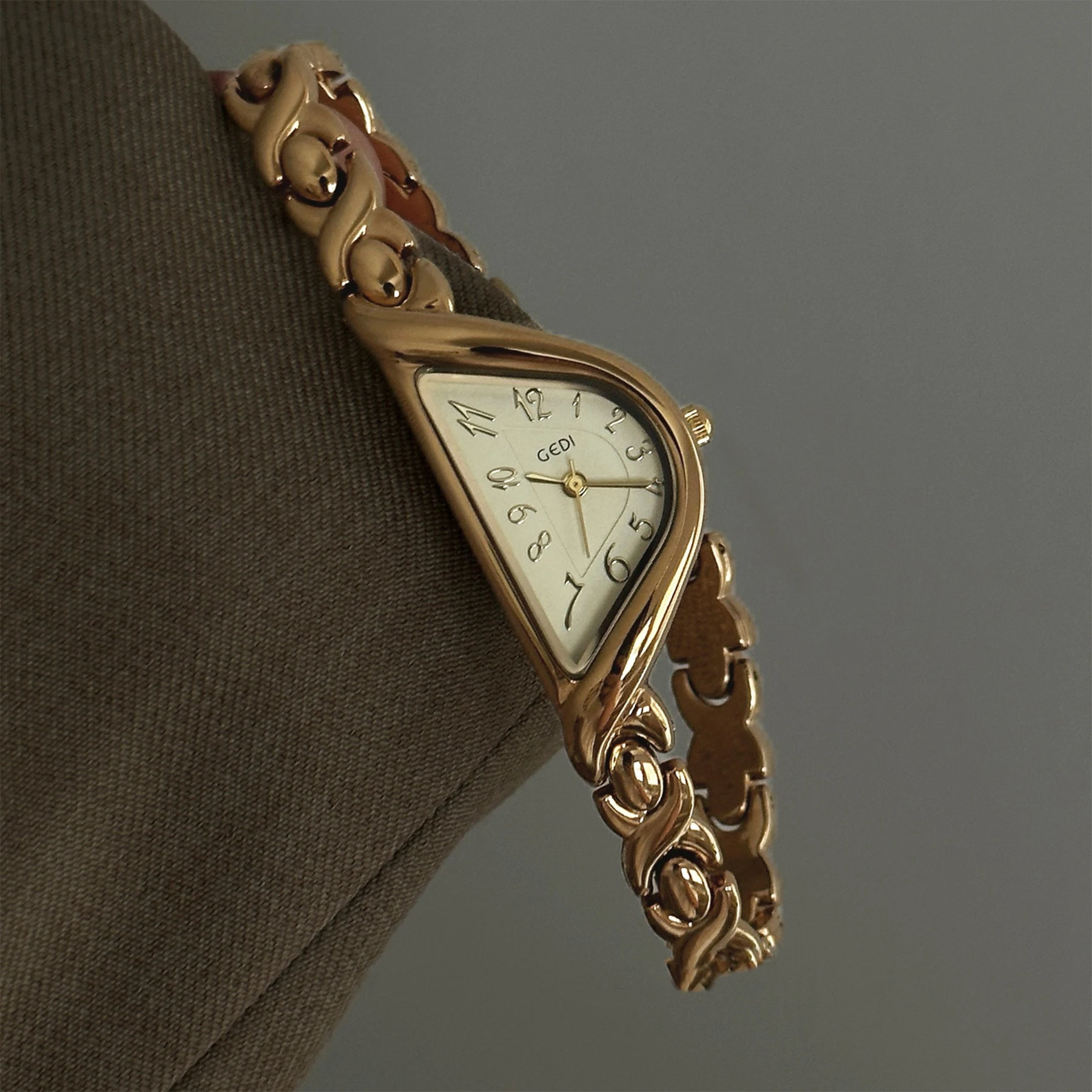 Vintage Watches for Women Irregular Shape Quartz Twist Chain Bracelet Wristwatch Minimalist Ladies Dress Watch Fashion Gift
