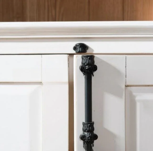 Lemari samping ruang makan dari kayu solid Amerika, dua pintu putih sederhana dan modern, lemari penyimpanan berbentuk melengkung.