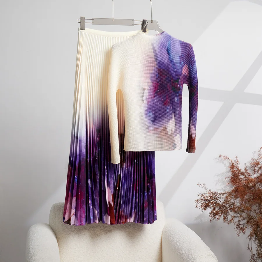 A gradient long-sleeved top with a striking floral print and a high-waisted pleated skirt—an elegant Miyake pleated suit.