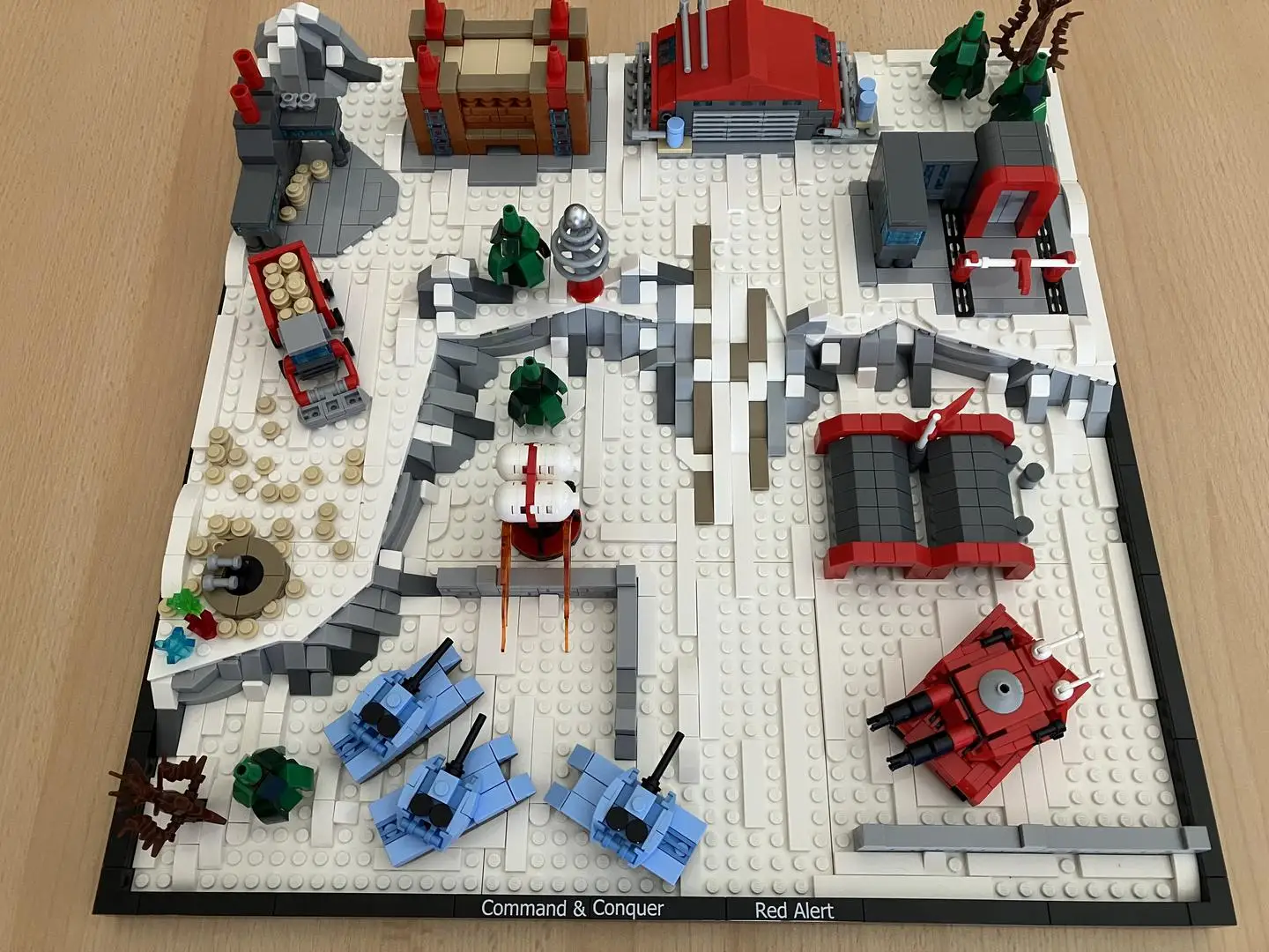 1646pcs MOC Command & Conquer (C&C) Red Alert - Soviet Base Creative Street View Model Building Block Bricks Toys for Kid Gifts