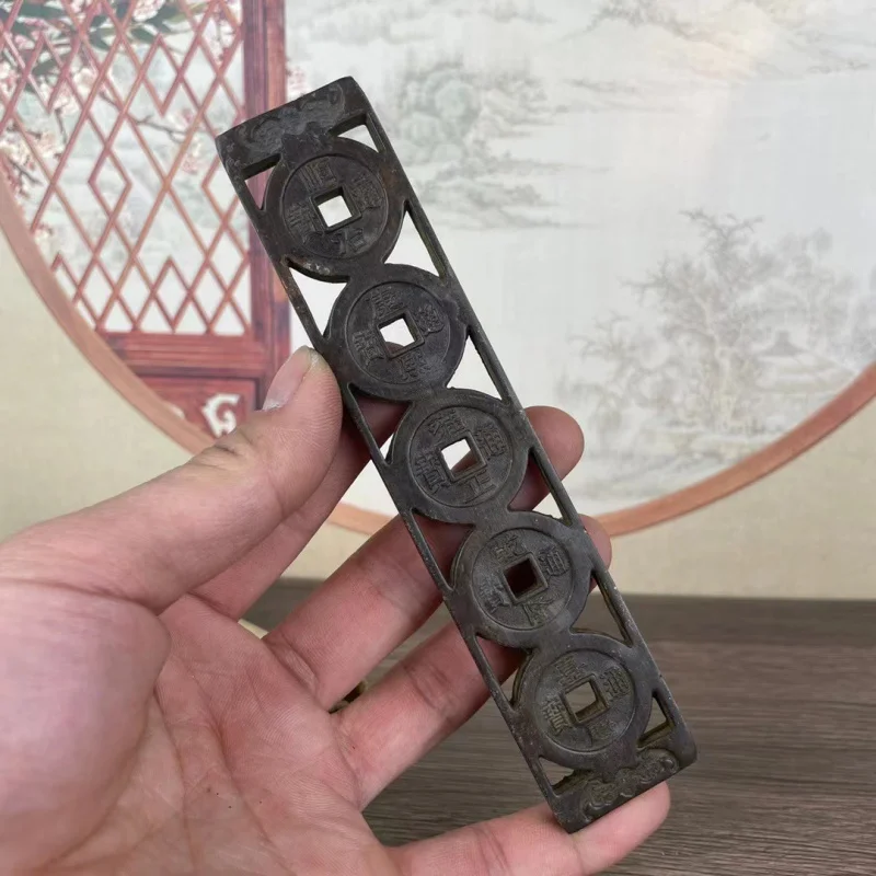 

Коллекция медных изделий: медное покрытие, выполненное в стиле династии Цин, декоративный предмет с изображением пяти императоров, ажурное декоративное изделие, одно из четырех сокровищ.