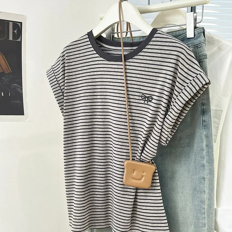 

Women's 2025 New Summer Striped Slimming T-Shirt, Casual Short Sleeve Niche Design Top (Character Count: 78)