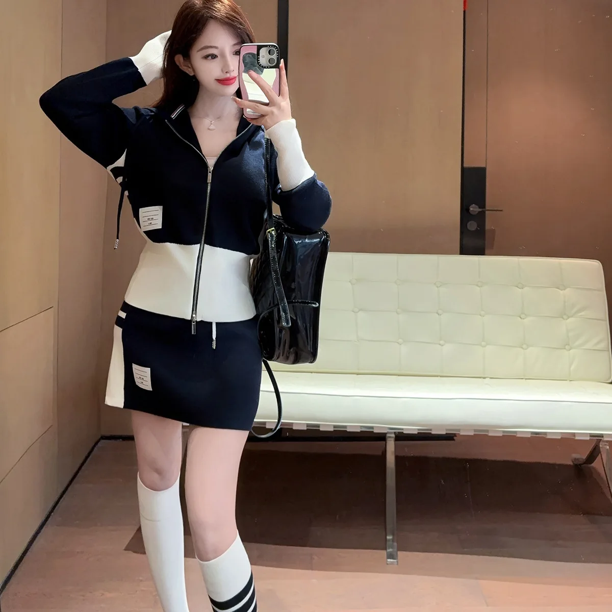 

Высококачественный вязаный топ с капюшоном и застежкой-молнией, повседневные брюки, комплект с юбкой, европейский комплект с четырьмя полосками для колледжа, весенняя мода