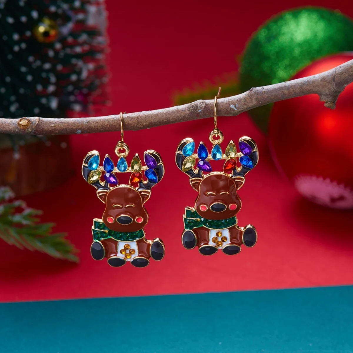 Weihnachtliche Emaille-Ohrringe mit Weihnachtsmann, älterer Dame, asymmetrischem Design, für Damen, mit Motiven von Rentier, Schneeflocke, Lebkuchenmann und Süßigkeiten, Schmuck. – Detail 24