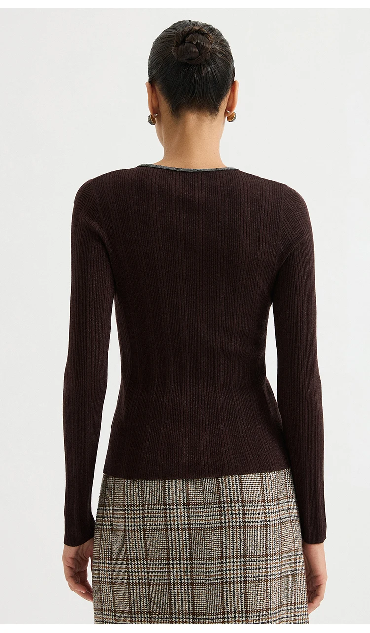BD3621694 Damen-Pullover mit V-Ausschnitt, figurbetont, aus Naturwollmischung, fein gerippt, langärmelig, mit Metallbesatz, Frühherbst 2026 – Detail 11