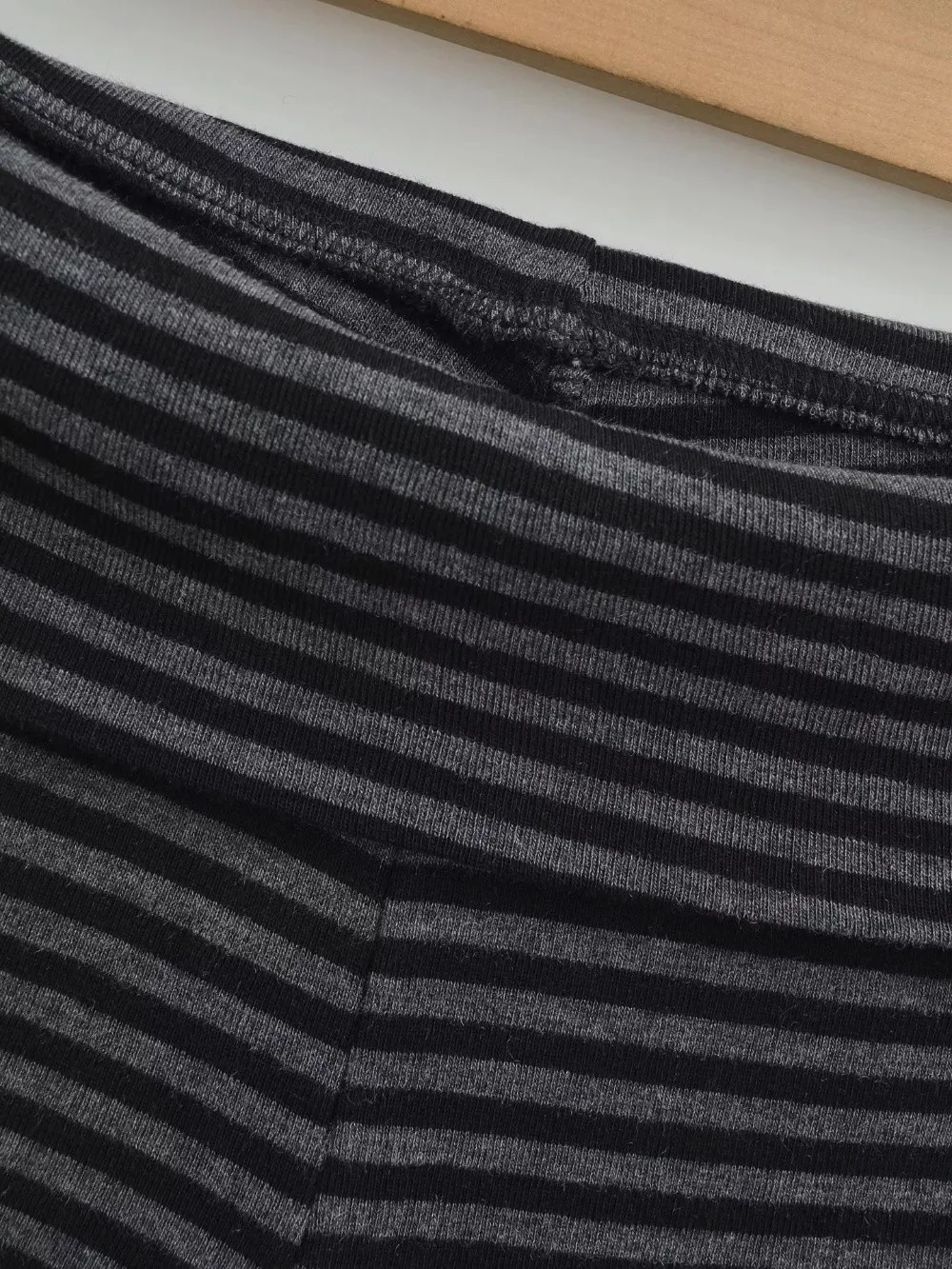 Neue gestreifte Shorts mit niedriger Taille, gestreiftes Muster, hohe Elastizität, lässige Shorts, bequeme kurze Shorts für Damen – Detail 7