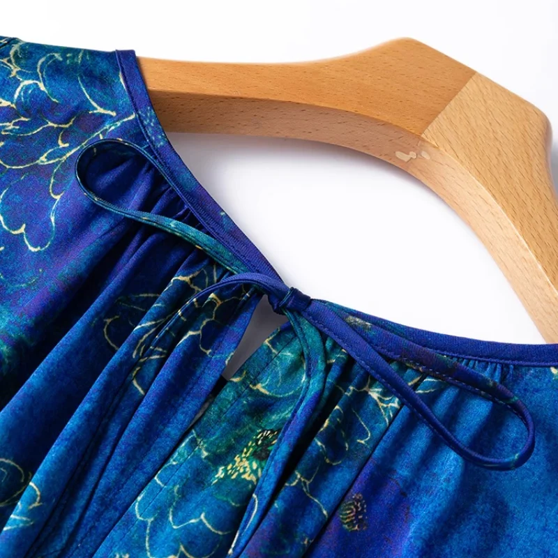 ชุดเดรสผ้าไหมมัลเบอร์รี่ 93% ผสมสแปนเด็กซ์ 7% ลดราคาช่วงซัมเมอร์ ผ้าซาตินยืดหยุ่น คอกลม แขนกุด ลายพิมพ์ กระโปรงยาว รุ่นใหม่ปี 2025