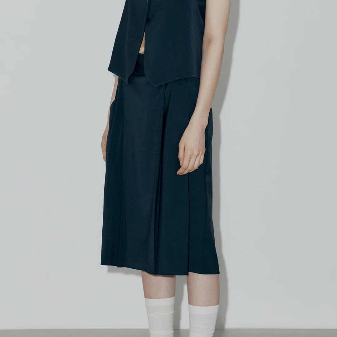 Spodnie damskie 7/8 z wysokim stanem, plisowane, szerokie nogawki, styl casual, kolekcja wiosna/lato 2025.