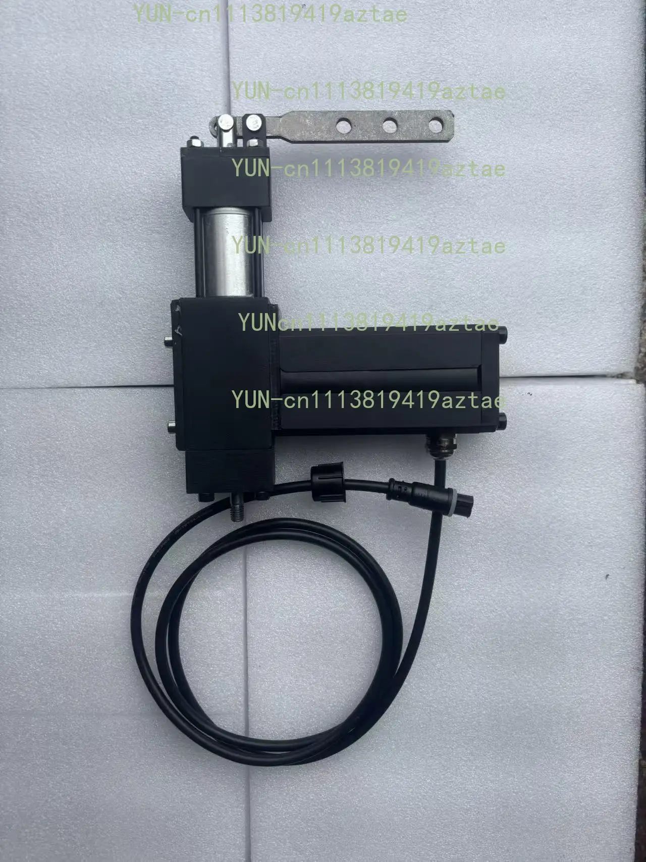 for The remote controller of the truck mounted crane is equipped with a remote controller