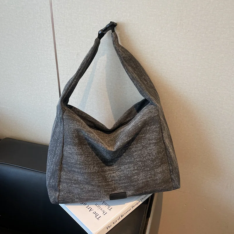 ​ ​ กระเป๋าโท้ทฤดูใบไม้ร่วงปี 2025 สำหรับนักศึกษาหญิง กระเป๋าผ้าแคนวาสขนาดใหญ่จุของได้มาก กระเป๋าสะพายไหล่สไตล์มินิมอลสำหรับไปโรงเรียน ใส่หนังสือได้ ​