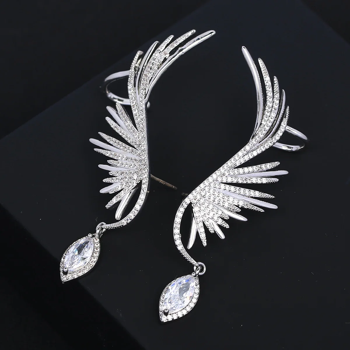 Luxury Crystal Wings Earrings for Women Fashion Temperament Earbone Clip Wedding Party Shiny Statement Jewelry Girls Gift