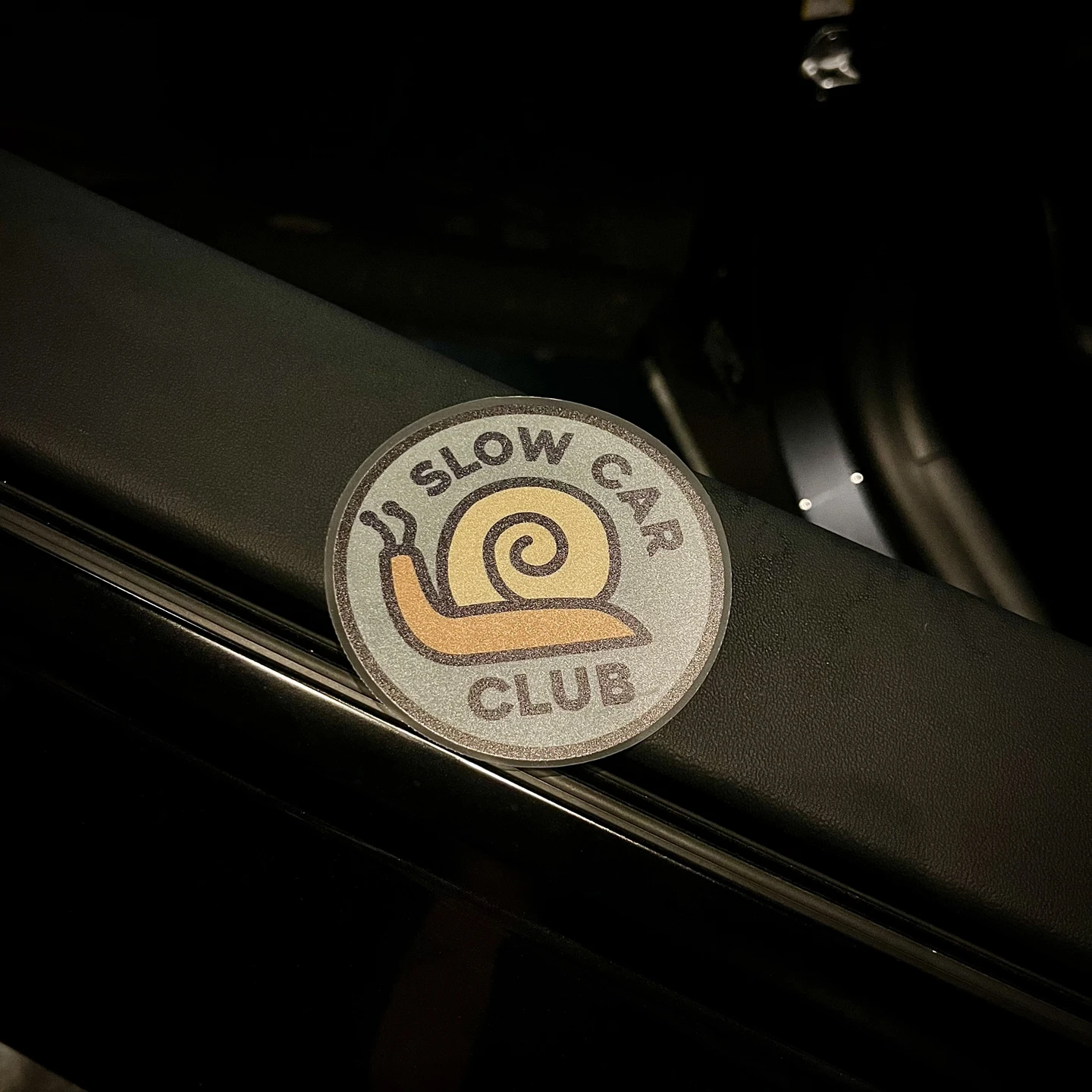 يمكن ربط الملصق الثابت للزجاج الأمامي للزجاج الأمامي على شكل نادي السيارة البطيء على ملصقات السيارات والدراجات النارية الزجاجية JDM