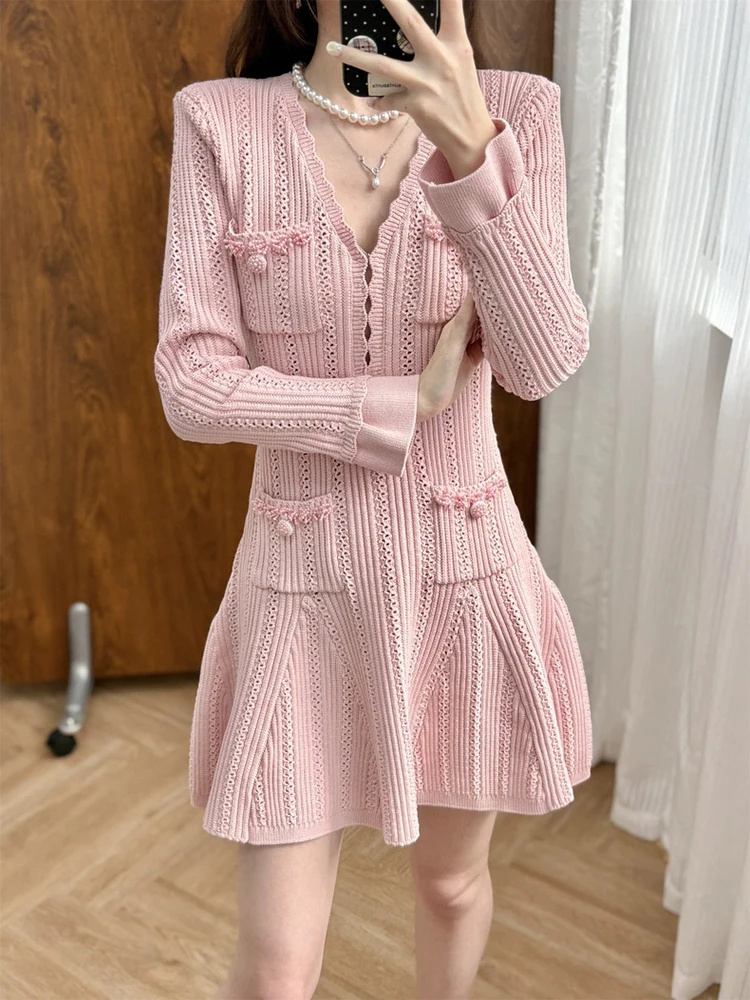 فستان محبوك بأكمام واسعة ورقبة على شكل حرف V وردي، أنيق وأنيق. فستان نسائي على شكل حرف A مرصع بالألماس وزر مطرز بالخرز #1