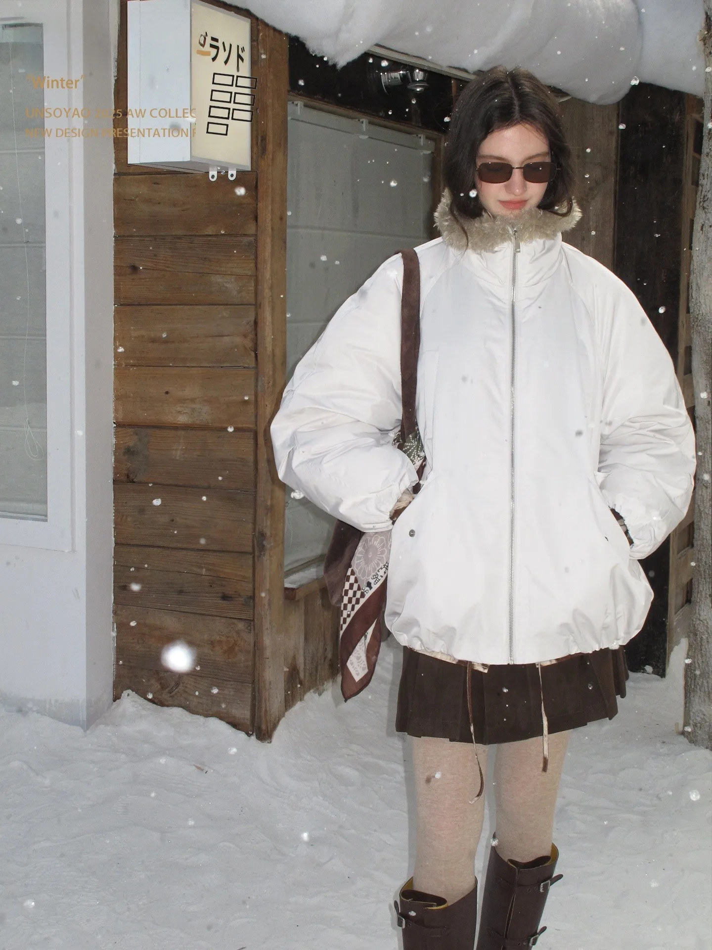 

Зимняя куртка-пуховик с 90% белым утиным пухом, тема «Медведь», цвет молочный чай, тонкая, теплая, с длинными рукавами, V-образным вырезом, на одной пуговице