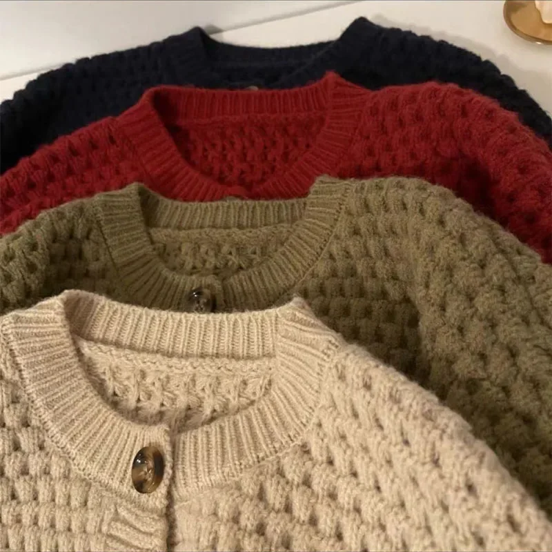 เสื้อคาร์ดิแกนถักสไตล์เรโทร คอกลม ดีไซน์อ่อนโยนสำหรับผู้หญิง ทรงหลวม หนา และให้ความอบอุ่น เหมาะสำหรับใส่เป็นเสื้อคลุมด้านนอก