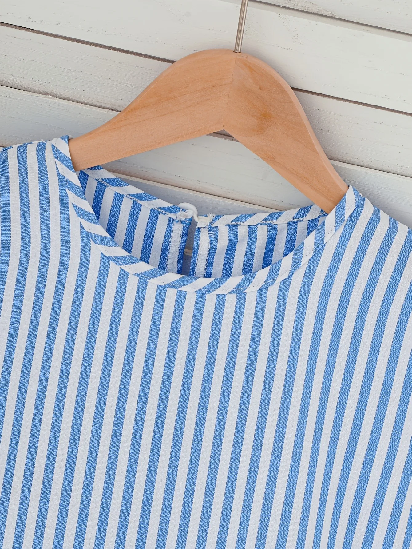 Sommerkleid für Kinder, Mädchen, blau-weiß, mit vertikalen Streifen, Rundhalsausschnitt, ärmellos, lockerer A-Linien-Schnitt, Rüschensaum, Reißverschluss hinten – Detail 4