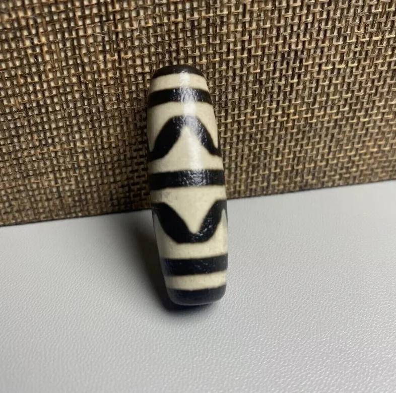 Tibetan Old Oily Agate Dzi * Tiger Teeth * Bead Pendant 15*40mm M3139