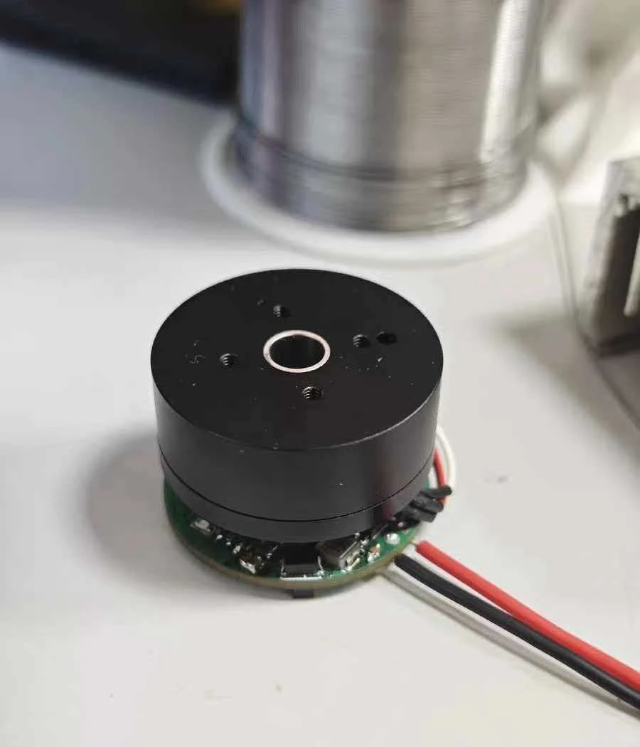 

Комплект бесщеточного двигателя с полым валом и внешним ротором 2804 - с магнитным энкодером AS5600 и датчиком Холла, поддержка управления FOC