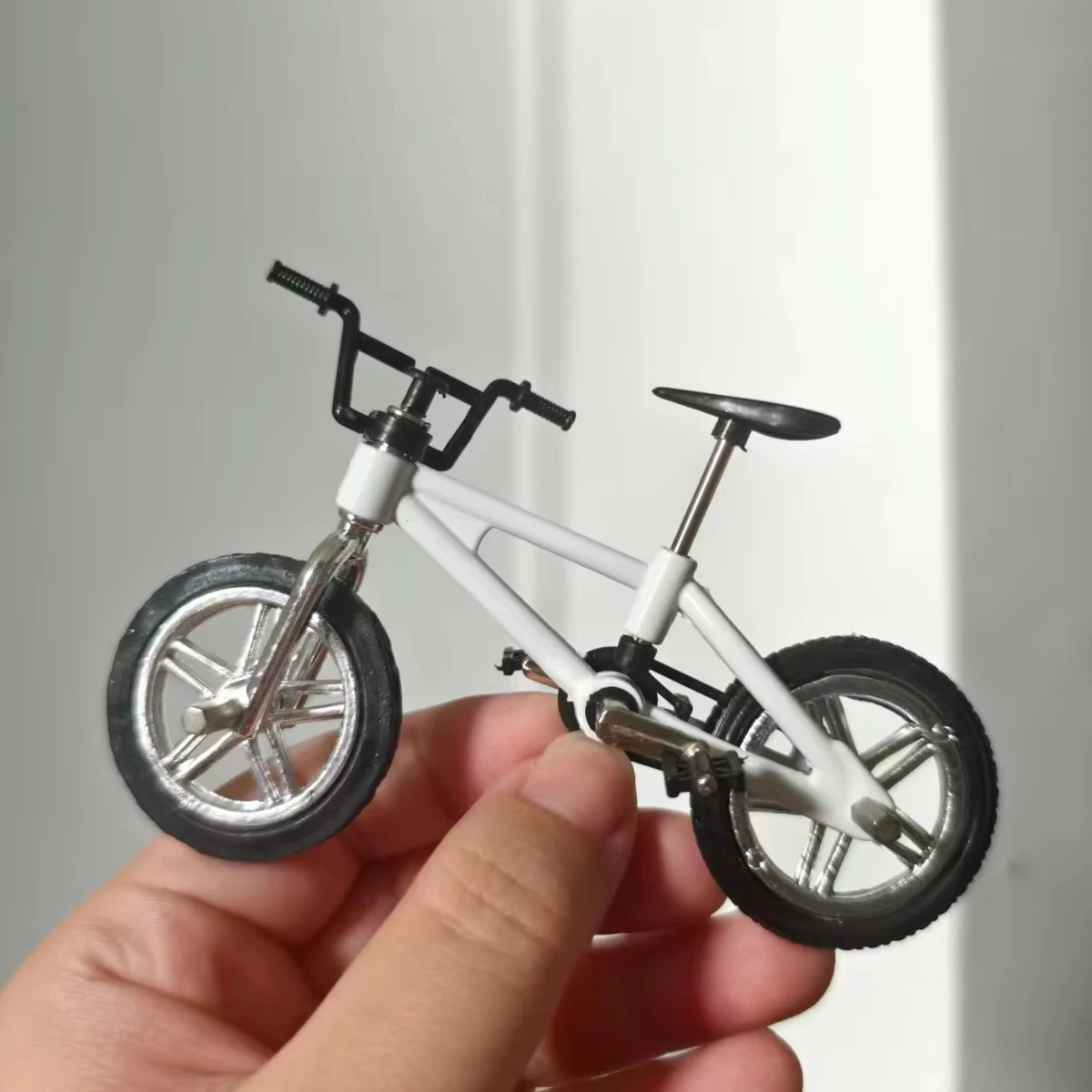 1:12 Miniatur-Fahrrad-Scooter-Set mit Reparaturwerkzeugen und Fahrradhelm für Puppenhaus-DIY-Diorama-Zubehör Mini-Sammlerstücke – Detail 17