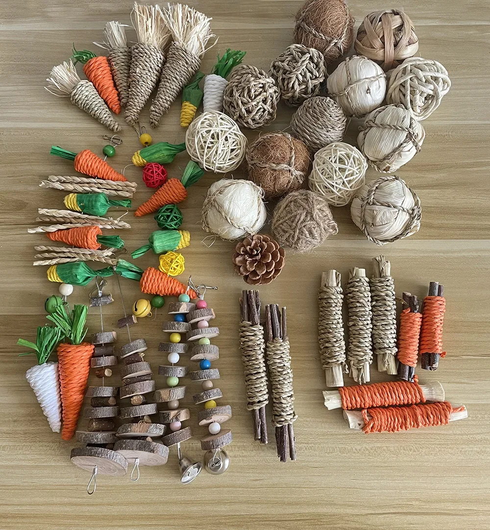 Natürliches Kauspielzeug für kleine Haustiere für Kaninchen, Meerschweinchen, Hamster, Grasbälle, hängendes Holzspielzeug, Linderung von Zähneknirschen und Langeweile – Detail 1