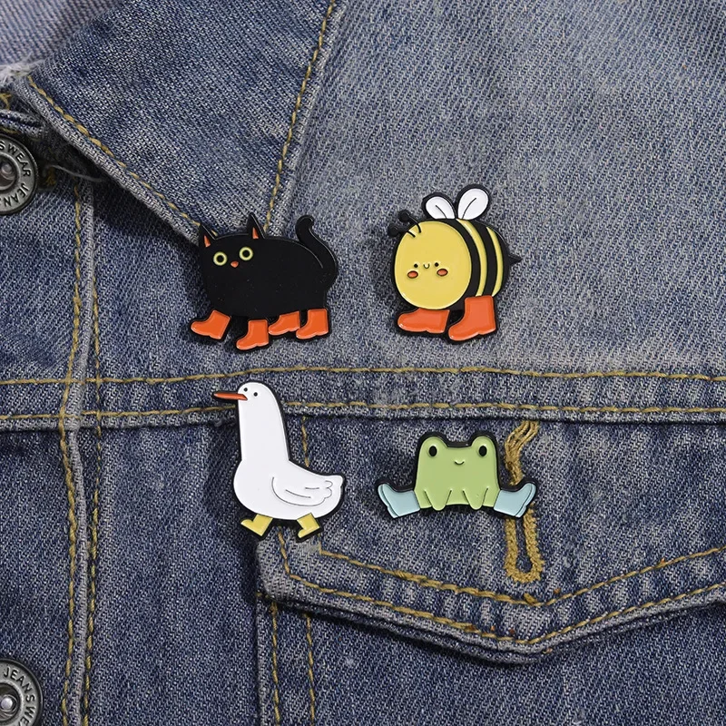 Cartoon Creative New Brooch on Clothes Hot Selling Bee Frog Duck Cat Metal Badge Animal Brooch Badge Metal Lapel Pin Decoration