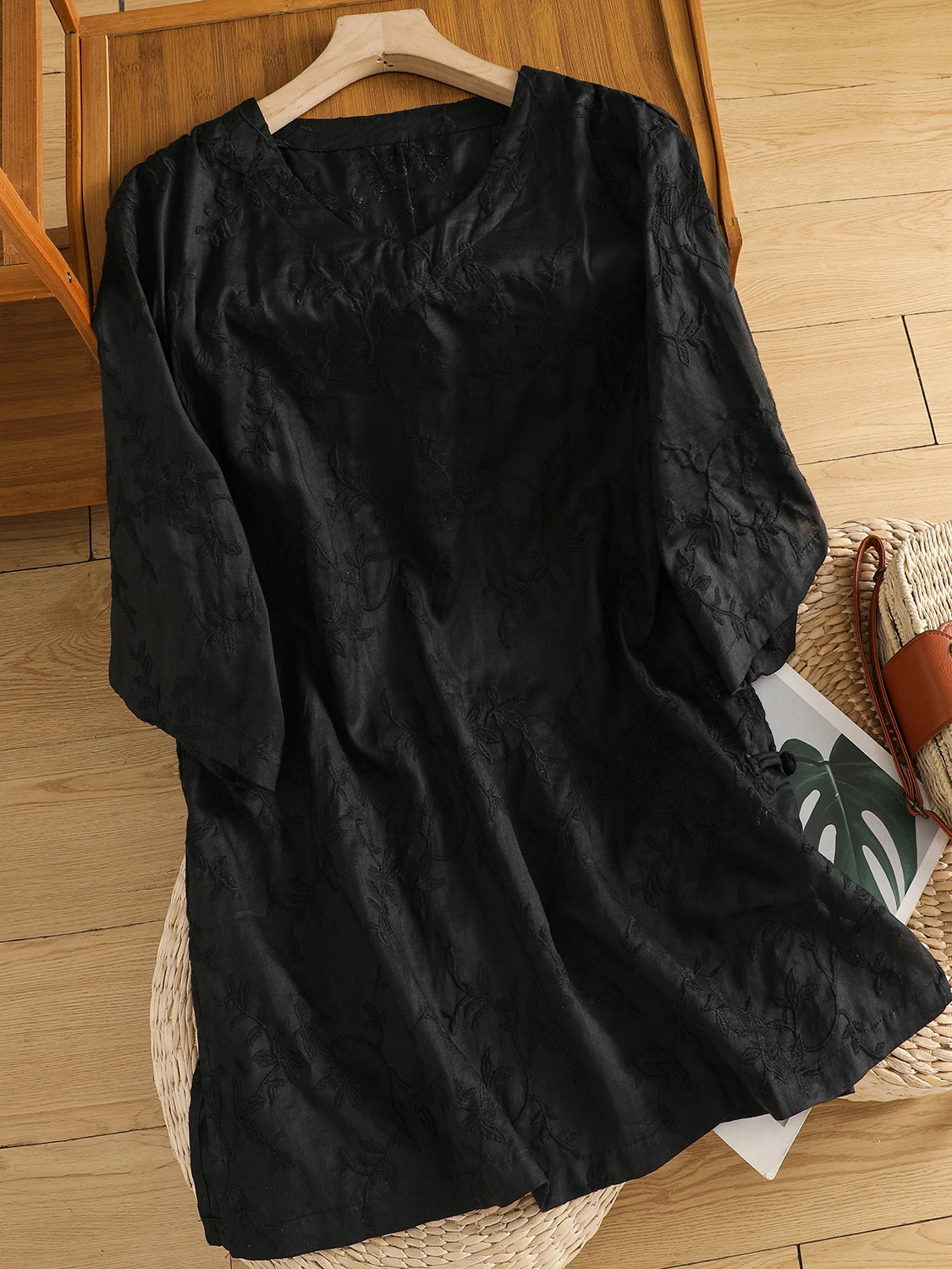 T-shirt longuette leggera ricamata retrò T-shirt midi leggera da donna di grandi dimensioni con bottoni laterali divisi metà Sve V-Ne Top casual estivo