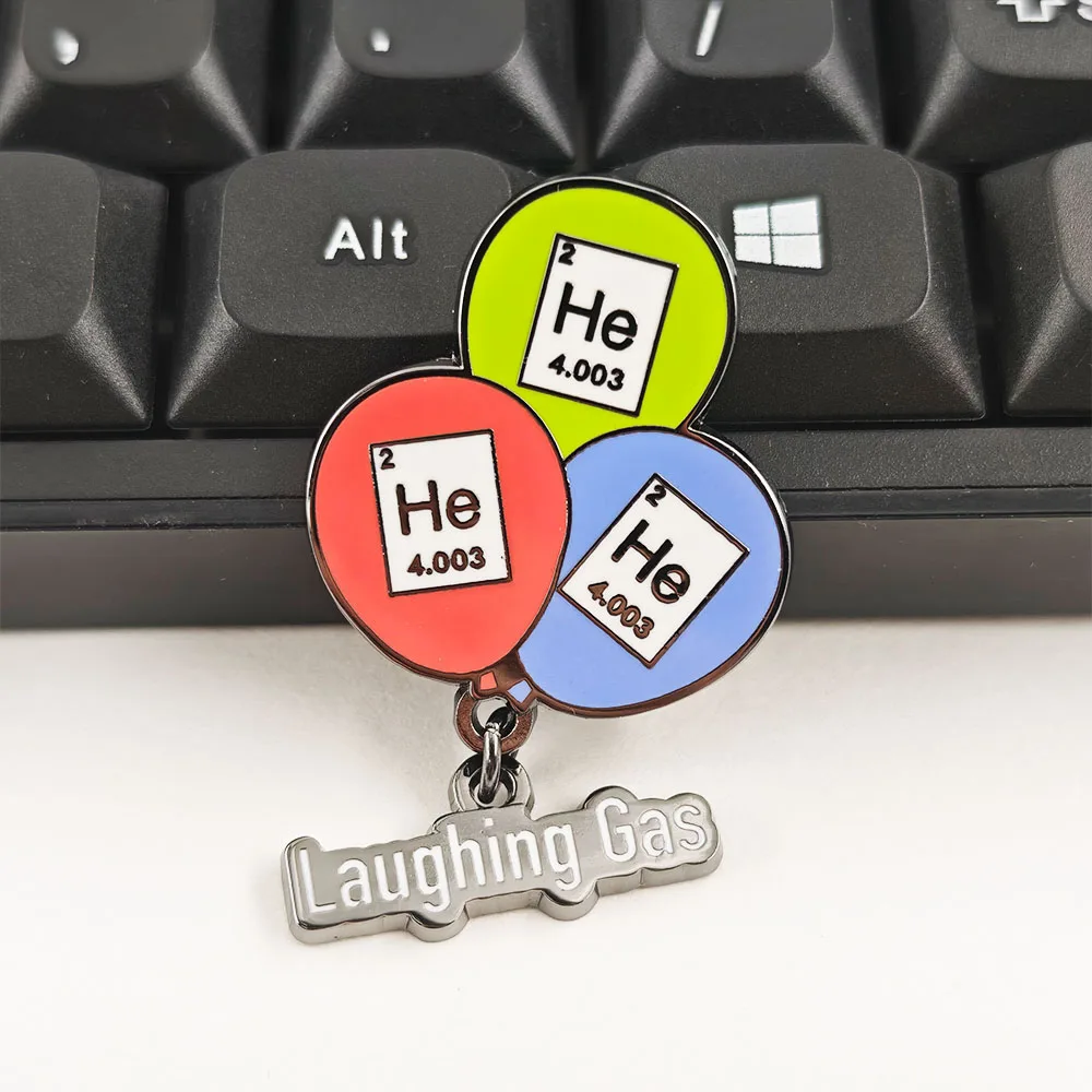 Lustige Lachgas-Emaille-Anstecknadel: Er Heliumballon – Hängende Brosche, Chemie-Witz-Abzeichen, Wissenschafts-Nerd-Reversnadel, Lehrer- und Schülergeschenk – Detail 6