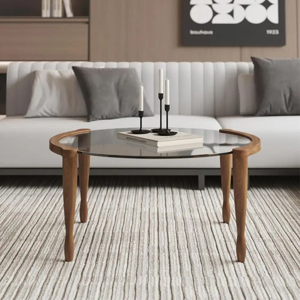 طاولة قهوة زجاجية مستديرة حديثة من منتصف القرن بأرجل خشبية، مثالية للمساحات الصغيرة