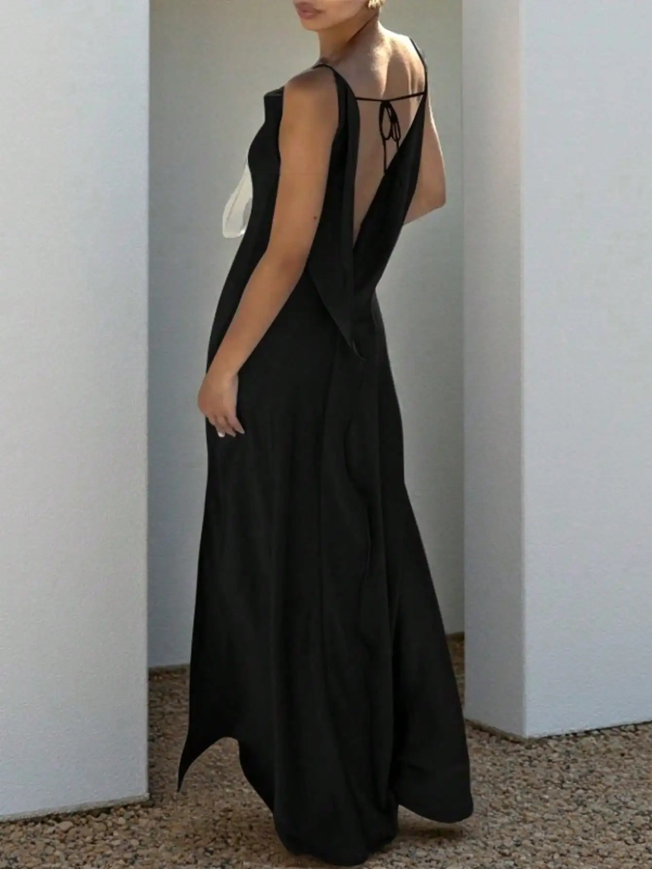 เดรสผ้าซาตินผ่าข้างขายดีประจำฤดูร้อน - ดีไซน์เซ็กซี่เปิดหลังพร้อมดีเทลผูกโบว์และทรงยาวพลิ้วไหว