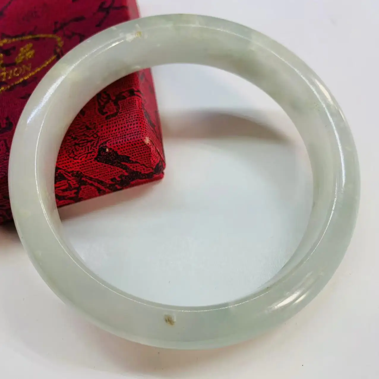 

Realistic shooting of light yellow flower 63mm jade bracelet