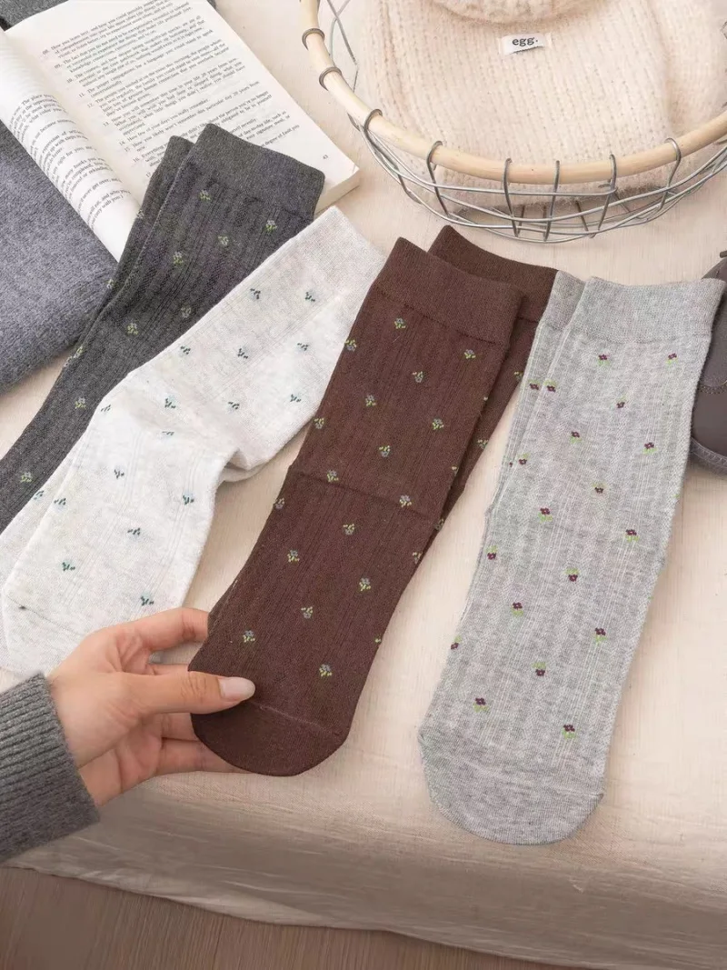 1/4 paar Frauen Herbst Winter Kleine Blumenmuster Mitte Rohr Socken Retro Modische Maillard Stil Weiche Bequeme Freizeit Socken – Detail 5