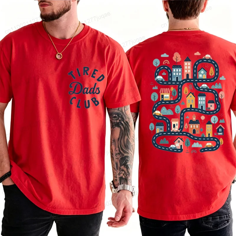 Tired Dads Club Herren-T-Shirt: Bauarbeiter-Vater spielt mit Autos auf dem Vater-Rücken – Kreative T-Shirts für den Weg, die Autorennbahn und als Geschenke für Papa – Detail 6