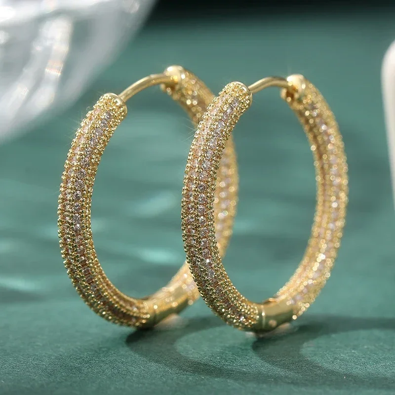 Luxuriöse Kreolen mit Zirkonia-Inlay für Damen, zarte gold-/silberfarbene Party- und Bankett-Ohrringe, charmanter Schmuck. – Detail 3