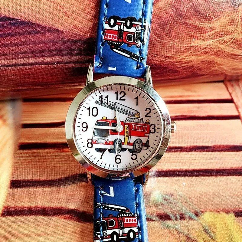 Montre à quartz de dessin animé mignon pour enfants, montre-bracelet de voiture, jouet de camion de pompier, horloge pour enfants, bleu, rouge, noir, garçons, filles, nouveau