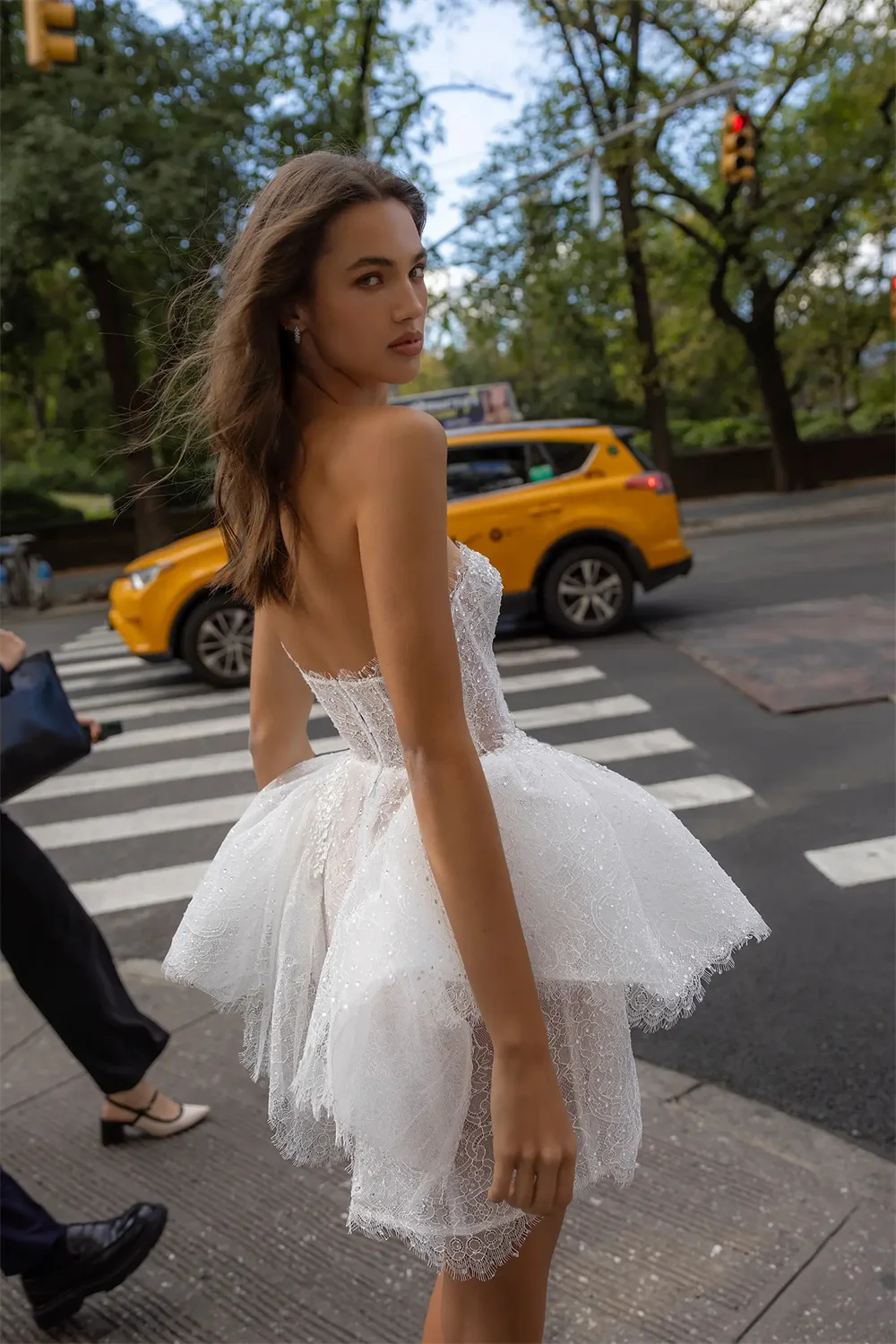 Suknia ślubna Kyoto, biała, elegancka, bez ramiączek, bez rękawów, zapinana na zamek z tyłu, koronkowa, vestidos de noiva, mini, fason A-line, sukienka wieczorowa.