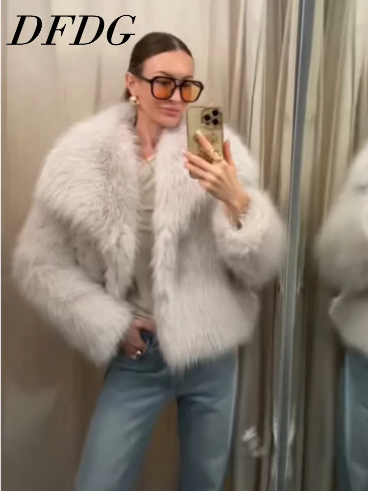 DFDG Designer da donna Semplice Sexy Street Style Giacca in pelliccia sintetica Autunno Inverno 2025 Colletto con bavero Beige Cappotto virale ecologico