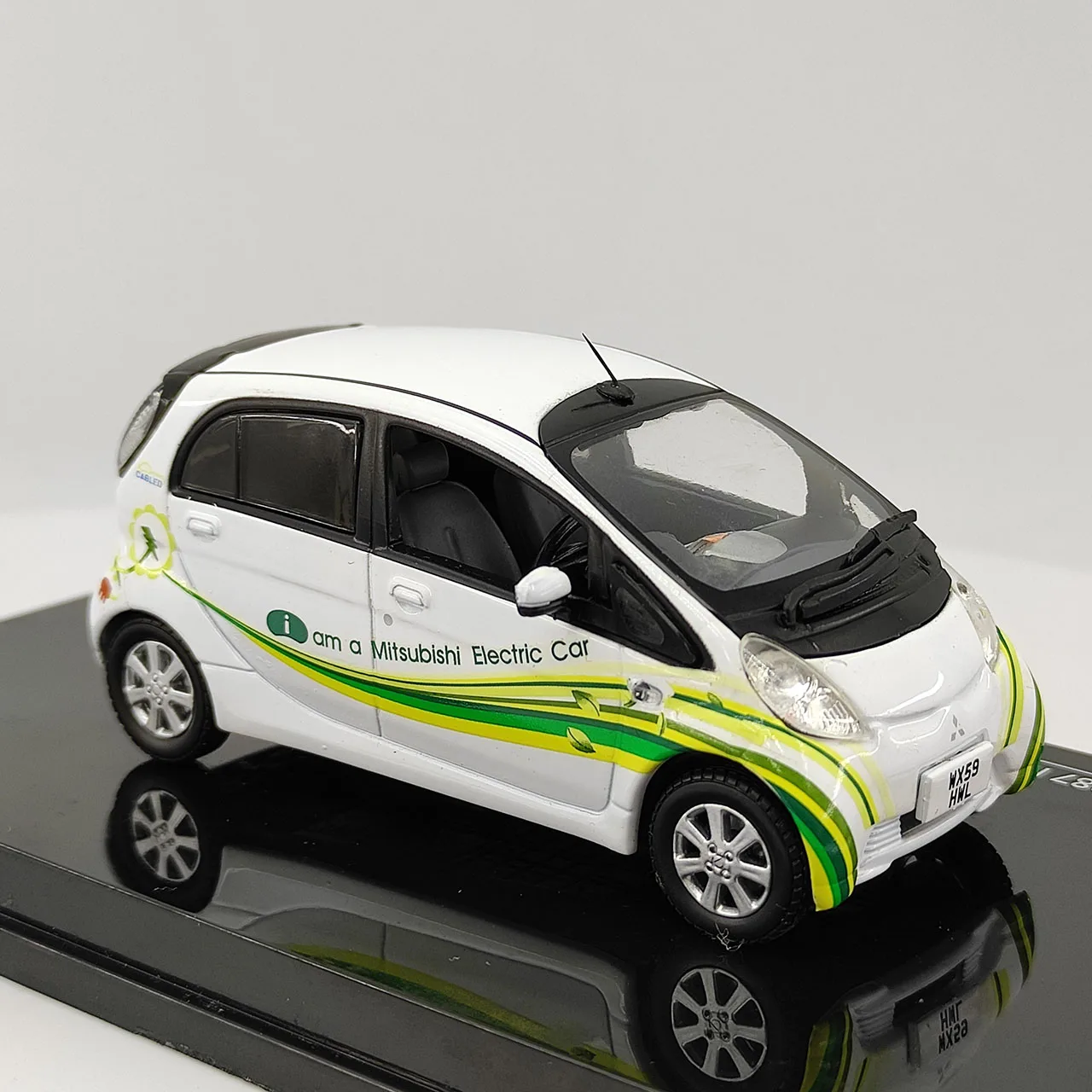 

Flaws Масштаб 1:43 Модель автомобиля Mitsubishi IMiEV-UK из белого сплава