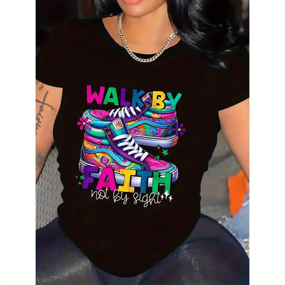 تي شيرت نسائي مقاس كبير برسومات "Walkby Faith" مقاس كبير - رقبة دائرية كاجوال، أكمام قصيرة، طباعة رياضية نابضة بالحياة