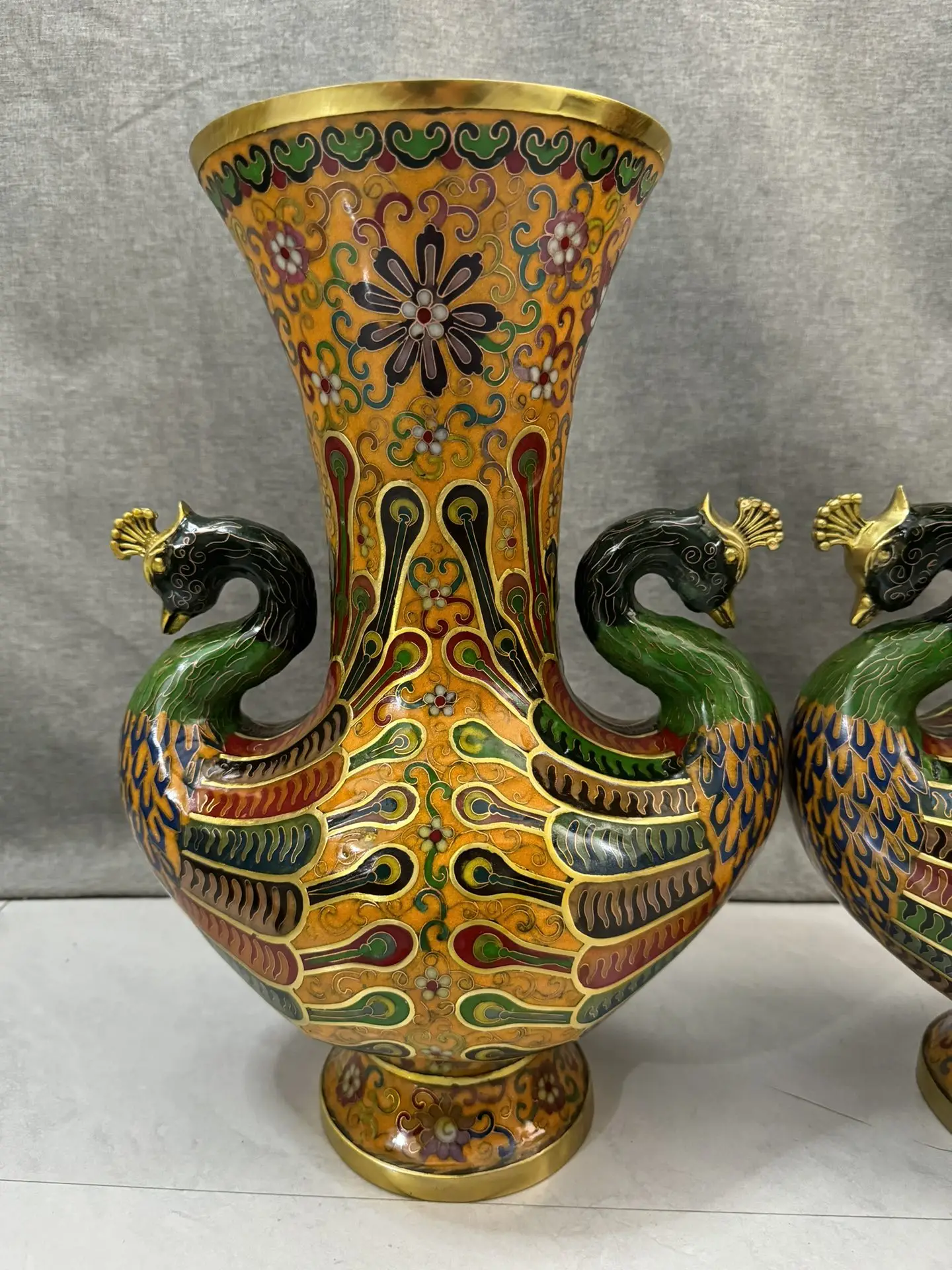 Bronze Cloisonne Enamel floral pattern peacock spreading its tail Double Peacock Head Mouth Screen vase Appreciating the screen