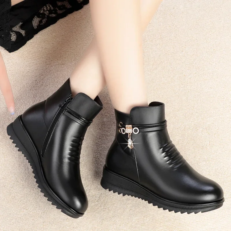 

Non Slip Thick Platform Shoes Soft Leather Fall Winter 2023 Low Flat Heels Black Warm Plush Ankle Boots for Mother 41 42 43