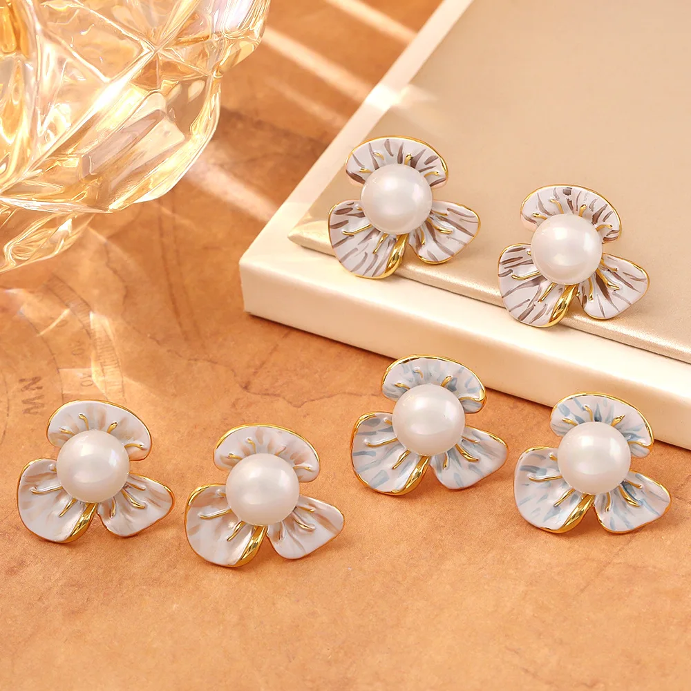 

Stylish, exquisite and elegant enamel dripping flower earrings, high-end temperament, shell bead earrings, versatile earrings