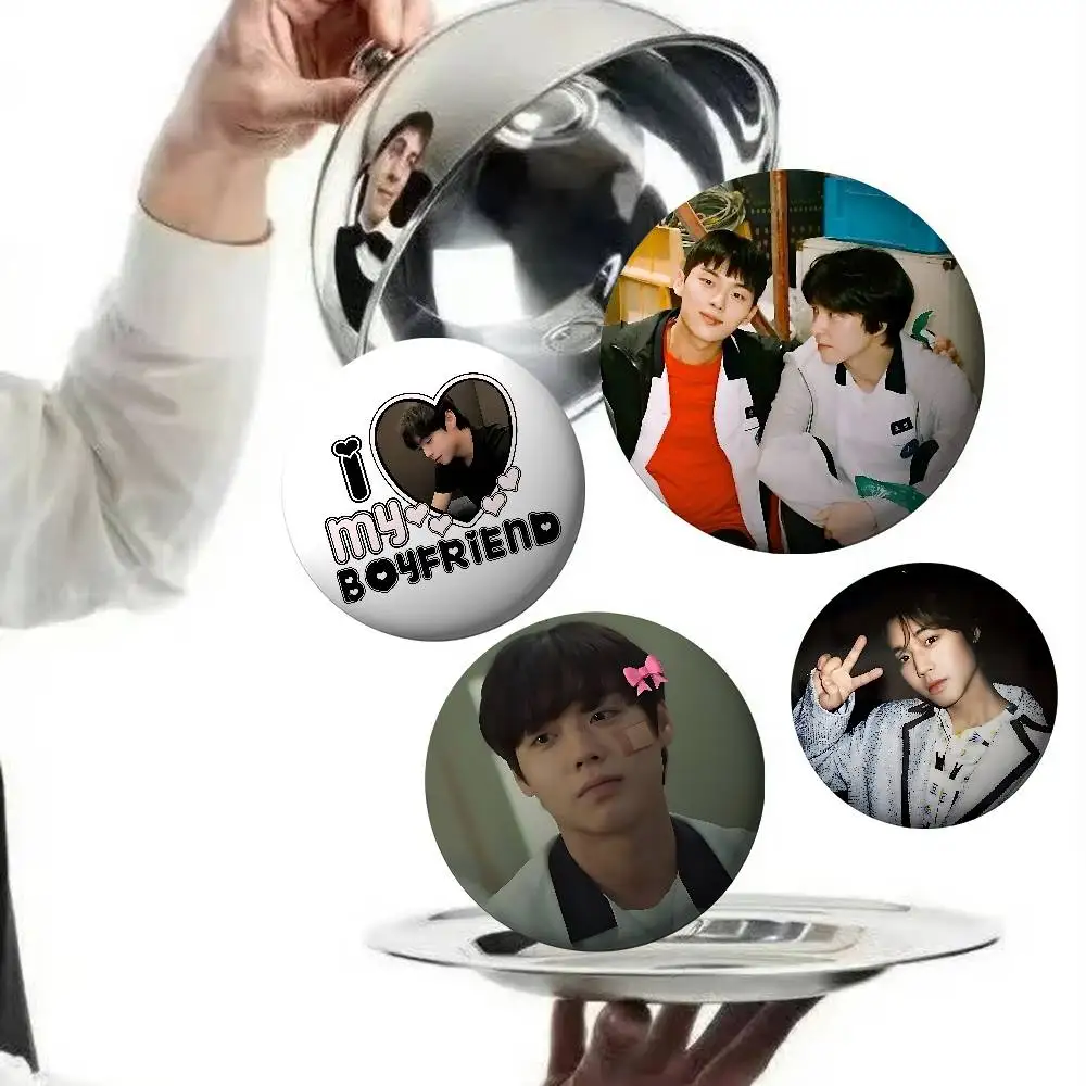 W-Weak Hero Class 1 شارات شارات دبابيس مستديرة كرتونية على ظهره سترة أزرار أكريليك دبابيس جمع الهدايا #2