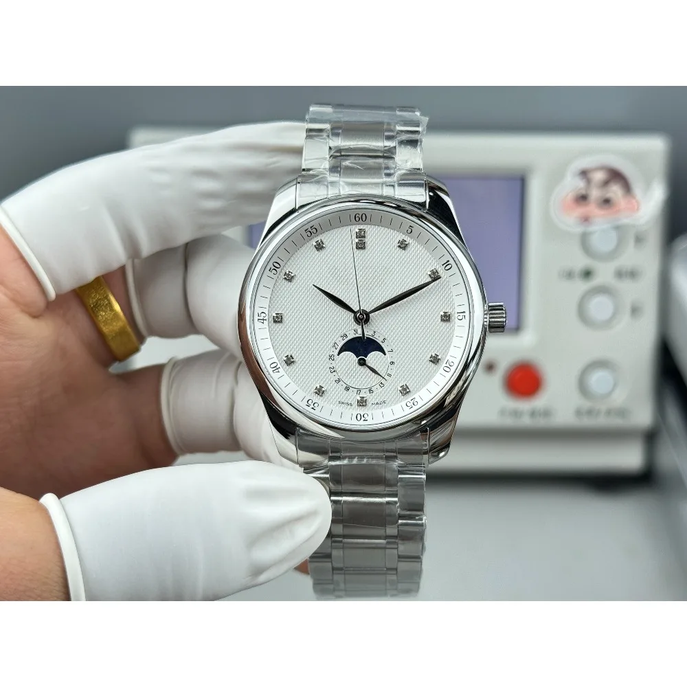 

Элегантные мужские часы с серебряным циферблатом и индикатором фаз луны, подходящие для различных случаев.