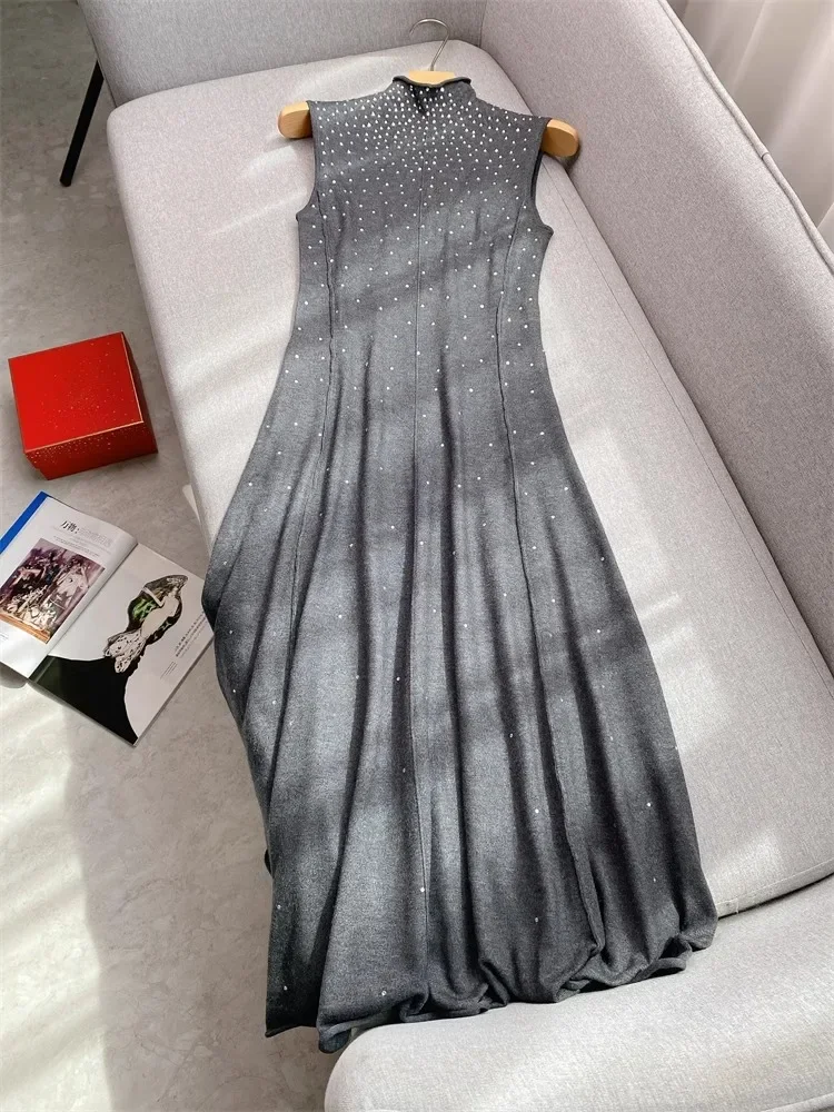 فستان محبوك رمادي متطور للنساء للربيع/الصيف برقبة دائرية بدون أكمام فستان فريد من نوعه