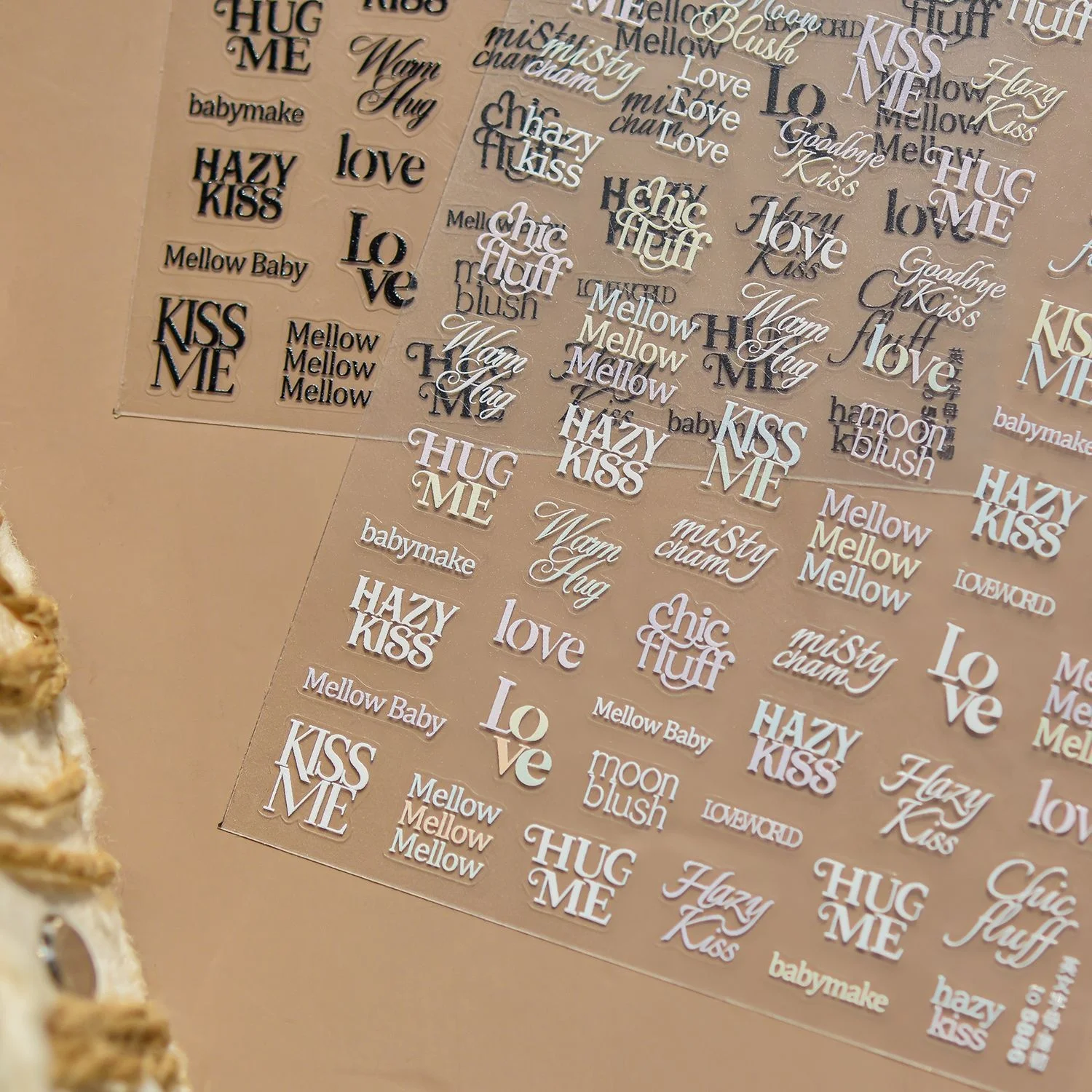 5D Schwarz-Weiß Nagelsticker Art Kursive Schrift Liebe KISS ME HUG ME Mellow Aufkleber Romantische Buchstaben Selbstklebende Maniküre-Kunst-Dekoration