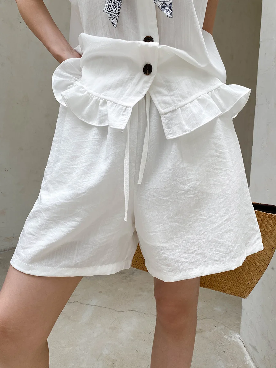 Sommerliches Damen-Set: Einfarbiges, ärmelloses Shirt mit Fungus-Edge-Details und kurzen Ärmeln sowie Shorts mit Kordelzug. – Detail 21