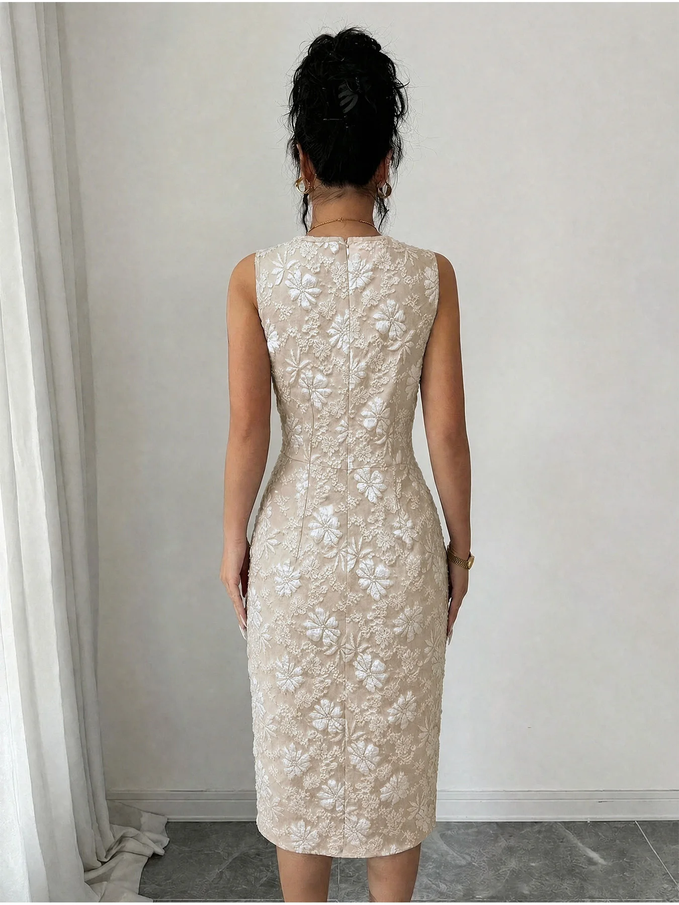 Damen-Midirock mit quadratischem Ausschnitt und einreihiger Knopfleiste aus Jacquard; ärmelloses, figurbetontes Kleid mit Schlitz und Hüftbetonung. – Detail 2