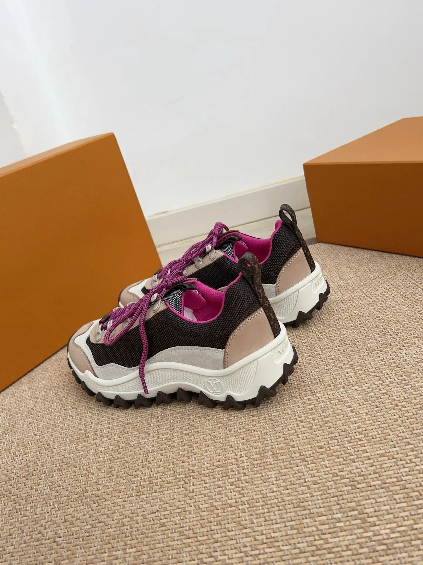 Unisex Outdoor Lace-up Sneakers Beige Black Mesh Suede Splicing Non-slip Deep Serrated Rubber Outsole Daily Shoes