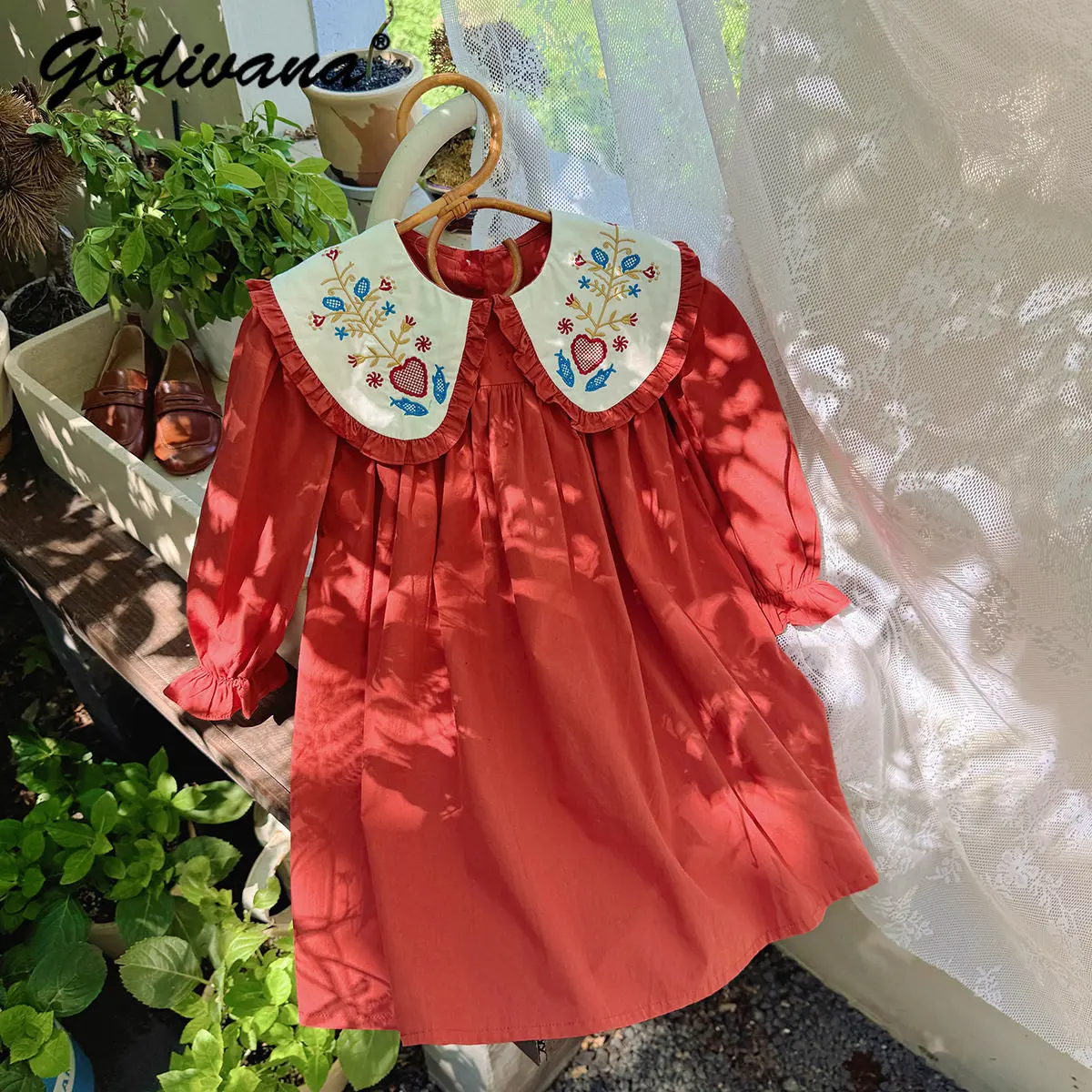 

Платье для девочек с воротником-стойкой, винтажное, с вышивкой, весна 2026, новинка, красное, с рюшами, длинными рукавами, свободное, для принцесс, на день рождения, для вечеринки